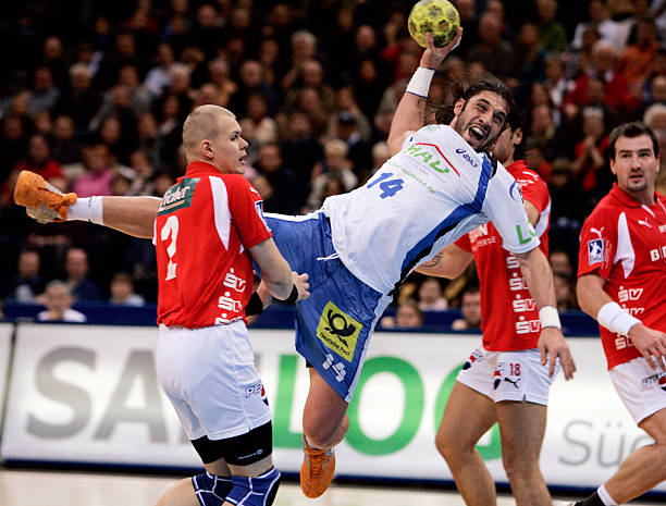 高举双手或 高举双手或