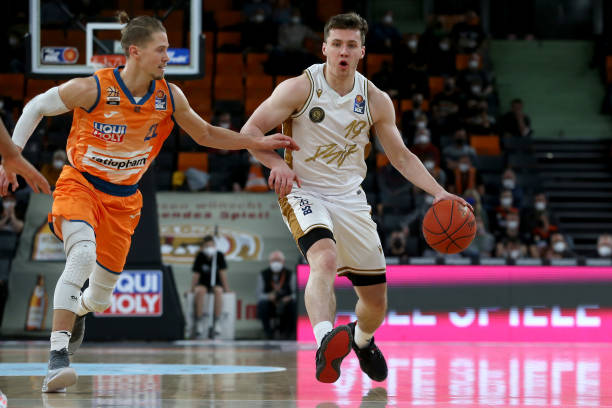 年青男性的 年青男性的