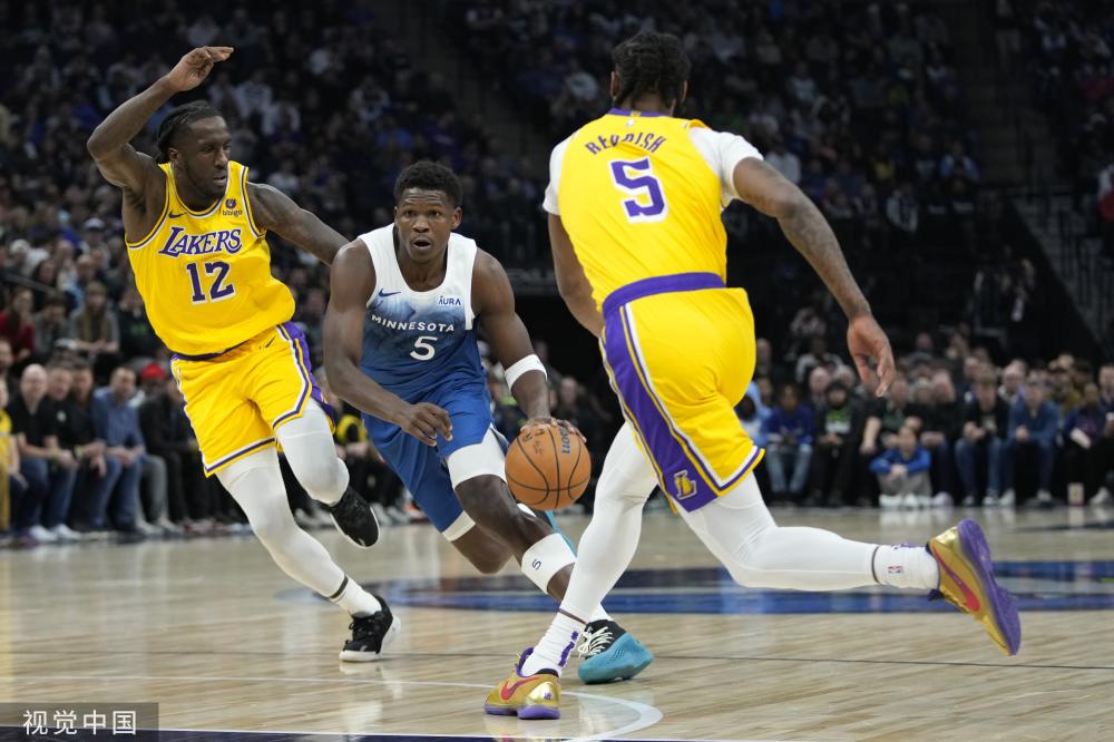 这位屹立在 这位屹立在